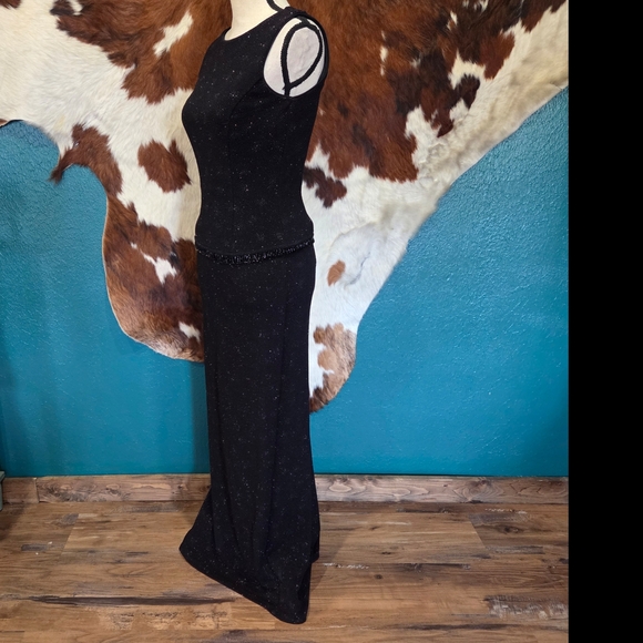 Elegant Black Sleeveless Gown - Picture 4 of 8